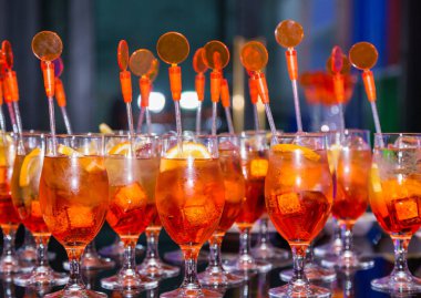 gece parti üzerinde birçok turuncu kokteyller