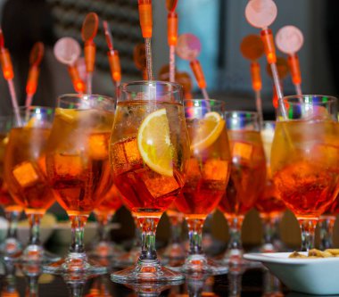 gece parti üzerinde birçok turuncu kokteyller