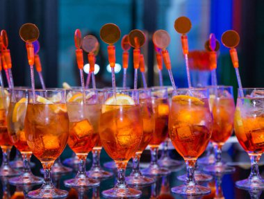 gece parti üzerinde birçok turuncu kokteyller