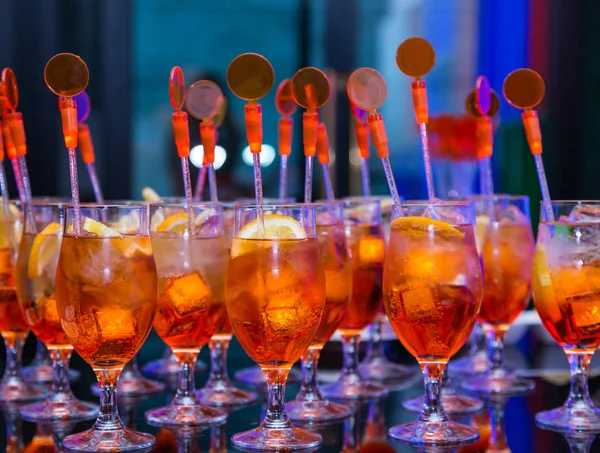 gece parti üzerinde birçok turuncu kokteyller