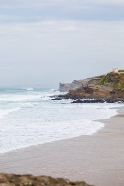 surfes bulutlu günde ile Atlantik kıyı şeridi