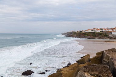 surfes bulutlu günde ile Atlantik kıyı şeridi