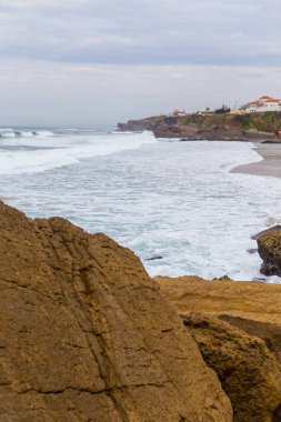 surfes bulutlu günde ile Atlantik kıyı şeridi