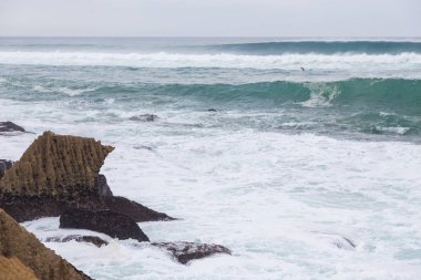 surfes bulutlu günde ile Atlantik kıyı şeridi