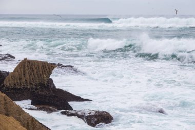 surfes bulutlu günde ile Atlantik kıyı şeridi