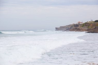 surfes bulutlu günde ile Atlantik kıyı şeridi