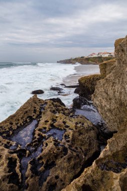 surfes bulutlu günde ile Atlantik kıyı şeridi