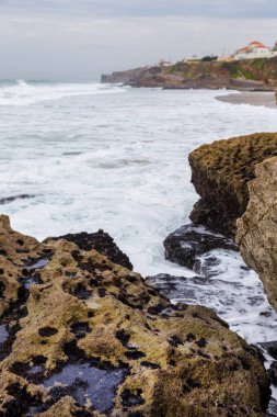 surfes bulutlu günde ile Atlantik kıyı şeridi