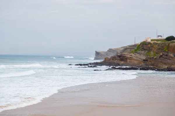 Costa atlántica con surfes en día nublado — Foto de Stock