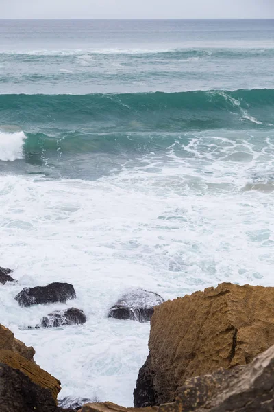 Litoral atlântico com surfes em dia nublado — Fotografia de Stock