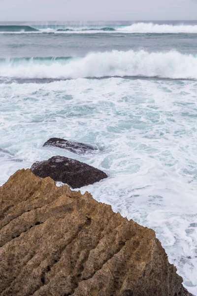 Littoral atlantique avec des surfes par temps nuageux — Photo