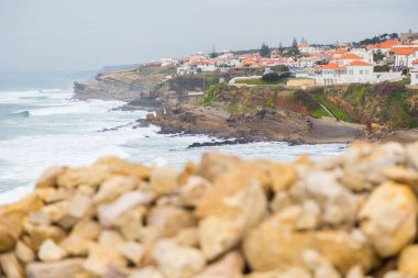 taşlar ve bulutlu gün içinde dolaşır sahil şeridine
