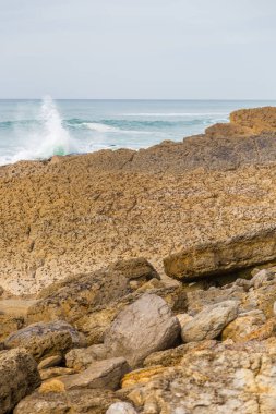 Atlantik kıyı şeridi roks bulutlu günde manzara