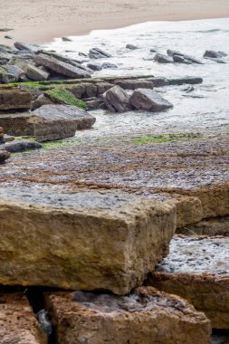 manzara sahil şeridi roks bulutlu günde