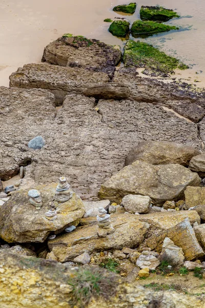 taş ve kum plaj sahil şeridine