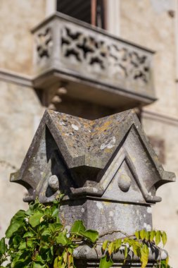 taş dekorasyon çit ayağı üzerinde kare