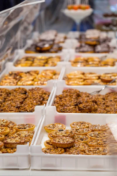 Portugese kaka på showcase i bageri — Stockfoto
