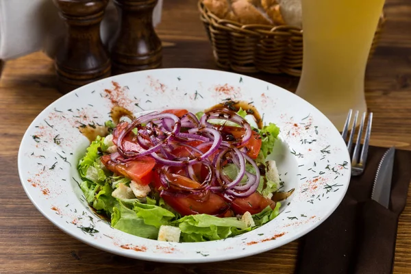 Groente salade met light bier serveren — Stockfoto