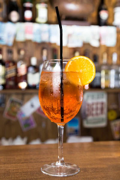 Cocktail d'alcool sur bar en bois avec fond de bar — Photo