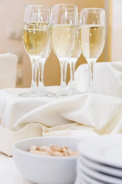 Champagne med tilltugg servering på wecome — Stockfoto