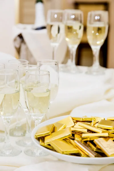 Champagne con spuntino leggero che serve su wecome — Foto Stock