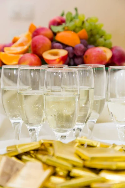 Şampanya ile hafif aperatif servis wecome üzerinde — Stok fotoğraf