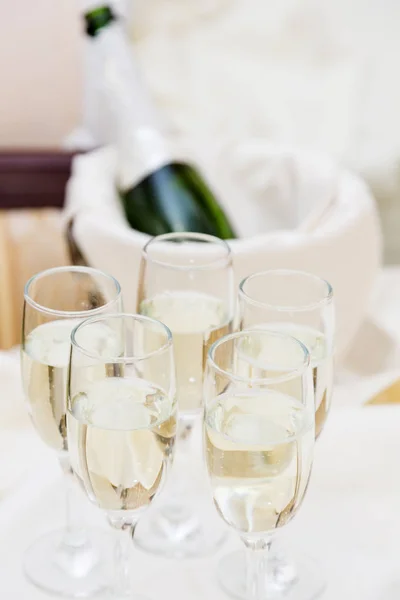 Champagne con spuntino leggero che serve su wecome — Foto Stock