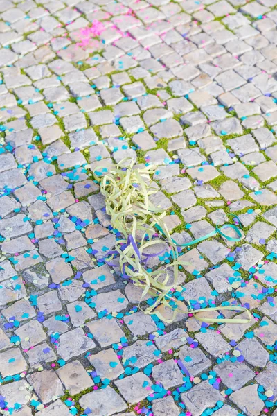 Sfondo da strada carnavale con coriandoli — Foto Stock