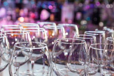 boş şarap gözlük ile renk arka plan bulanıklık çubuk