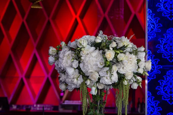 Grande buquê de flores wihte no interior — Fotografia de Stock