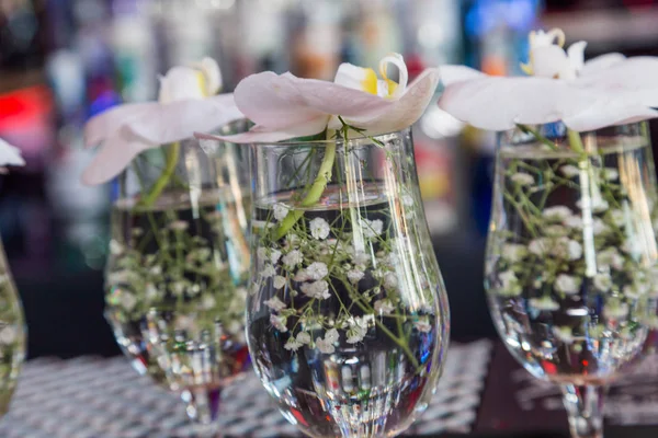 Petites fleurs blanches en verre pour la décoration — Photo