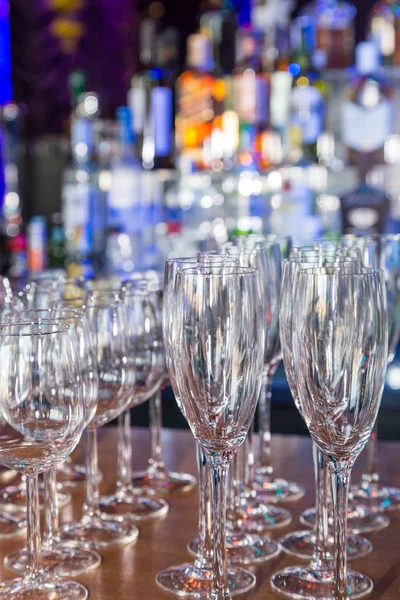 Verres à vin vides avec fond flou de couleur dans le bar — Photo