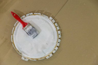 beyaz boya ve resim için fırça ile yapabilirsiniz kapak