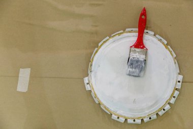 beyaz boya ve resim için fırça ile yapabilirsiniz kapak