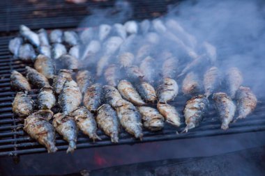 sardalye Sokak barbekü ızgara üzerinde. sıcak tipik Portekiz yemek