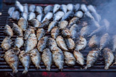 sardalye Sokak barbekü ızgara üzerinde. sıcak tipik Portekiz yemek