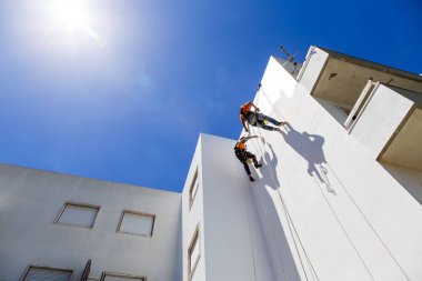 Endüstriyel alpinist işe beyaz duvara
