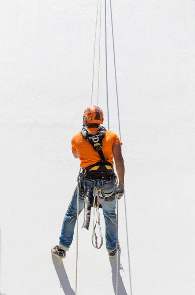 Travail alpiniste industriel sur mur blanc — Photo