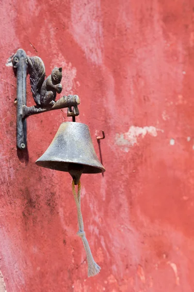 Vinagre sino com figura esquilo na parede vermelha — Fotografia de Stock