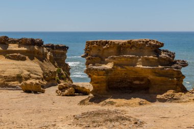 kayalar doğa formdan sonra erozyon sahil şeridi üzerinde
