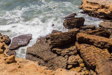 okyanus sahil hattı kayalarda görüntüleyin