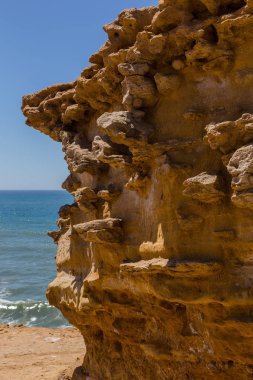 kayalar doğa formdan sonra erozyon sahil şeridi üzerinde
