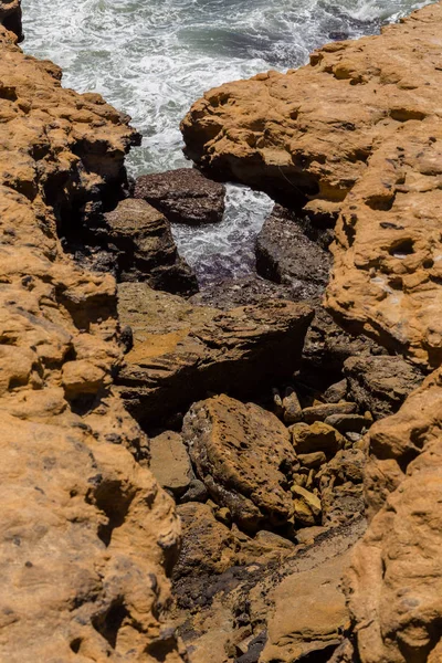Kijk op kust lijn rotsen in de Oceaan — Stockfoto