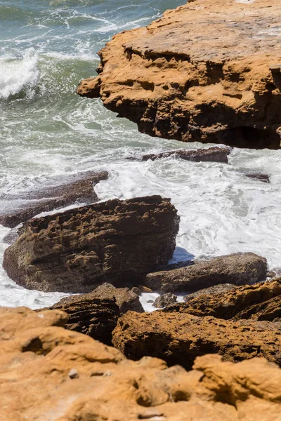 Kijk op kust lijn rotsen in de Oceaan — Stockfoto