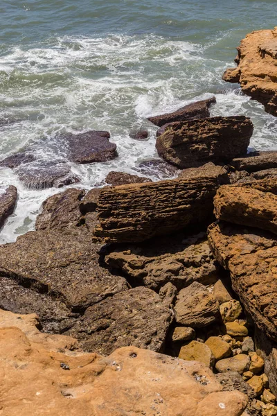 Δείτε την ακτή γραμμή βράχους στον ωκεανό — Φωτογραφία Αρχείου