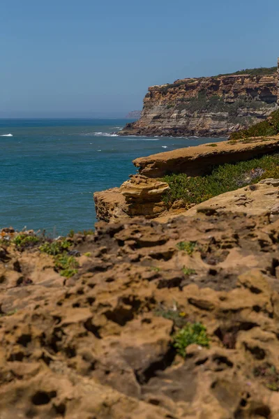 Vista de las rocas de la costa en el océano — Foto de Stock