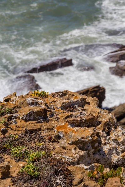 Visa på kusten linje klippor i havet — Stockfoto