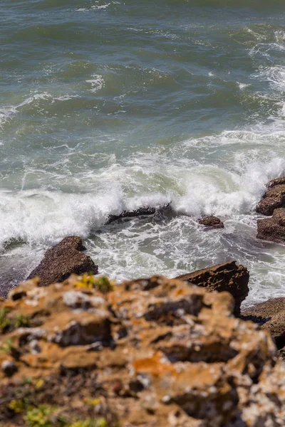 Vue sur la côte rochers dans l'océan — Photo