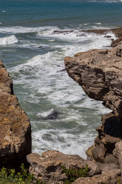 Blick auf Felsen an der Küste im Ozean — Stockfoto