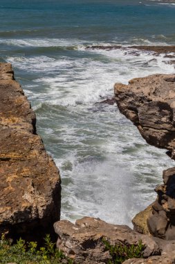 okyanus sahil hattı kayalarda görüntüleyin